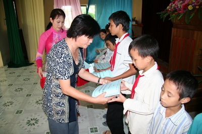 Tặng gần 300 triệu đồng và 10.000 cuốn vở cho học sinh Yên Bái, Lào Cai, Phú Thọ - 6 Tặng gần 300 triệu đồng và 10.000 cuốn vở cho học sinh Yên Bái, Lào Cai, Phú Thọ - 6