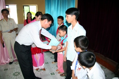 Tặng gần 300 triệu đồng và 10.000 cuốn vở cho học sinh Yên Bái, Lào Cai, Phú Thọ - 7 Tặng gần 300 triệu đồng và 10.000 cuốn vở cho học sinh Yên Bái, Lào Cai, Phú Thọ - 7