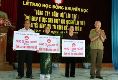 Tặng gần 300 triệu đồng và 10.000 cuốn vở cho học sinh Yên Bái, Lào Cai, Phú Thọ - 8 Tặng gần 300 triệu đồng và 10.000 cuốn vở cho học sinh Yên Bái, Lào Cai, Phú Thọ - 8