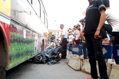 Xe buýt cán nát xe máy, nạn nhân thoát chết khó tin - 1