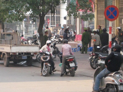 Xe công an đỗ ngay biển cấm để xử lý vi phạm - 1