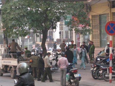 Xe công an đỗ ngay biển cấm để xử lý vi phạm - 2