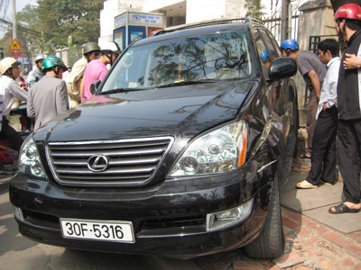 Phát hiện xác chết bê bết máu trong xe Lexus - 1 Phát hiện xác chết bê bết máu trong xe Lexus - 1