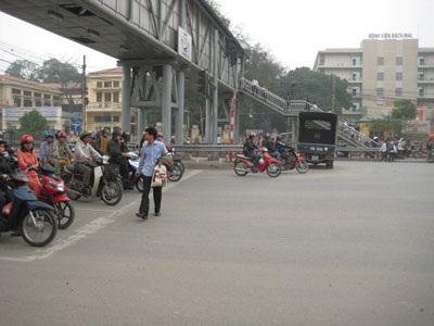 Thờ ơ với cầu bộ hành - 4 Thờ ơ với cầu bộ hành - 4