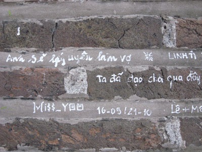 “Trút” tình cảm lên các di tích lịch sử - 9