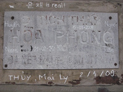 “Trút” tình cảm lên các di tích lịch sử - 2