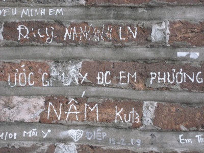 “Trút” tình cảm lên các di tích lịch sử - 10