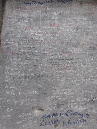 “Trút” tình cảm lên các di tích lịch sử - 13