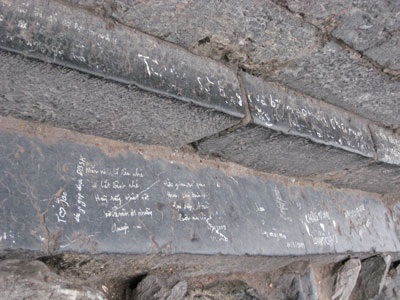 “Trút” tình cảm lên các di tích lịch sử - 14