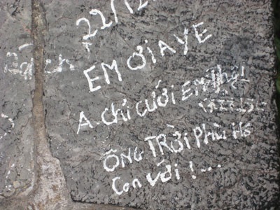 “Trút” tình cảm lên các di tích lịch sử - 16