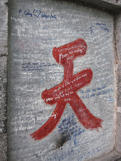 “Trút” tình cảm lên các di tích lịch sử - 12