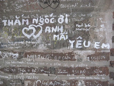 “Trút” tình cảm lên các di tích lịch sử - 5