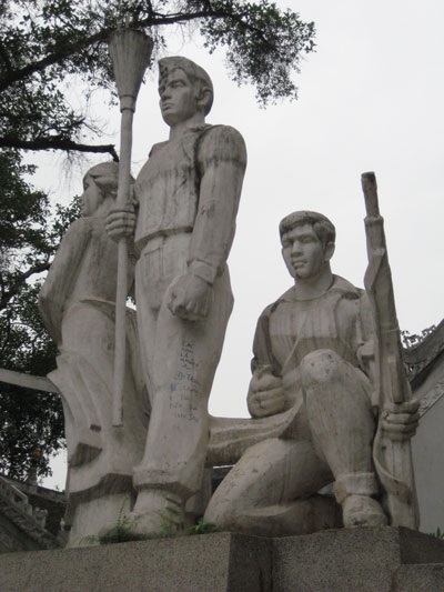 “Trút” tình cảm lên các di tích lịch sử - 17