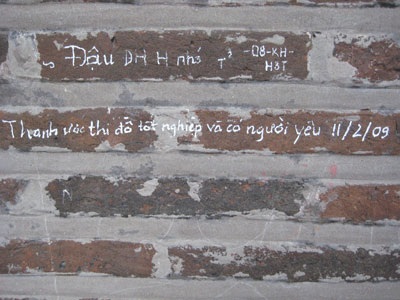 “Trút” tình cảm lên các di tích lịch sử - 6