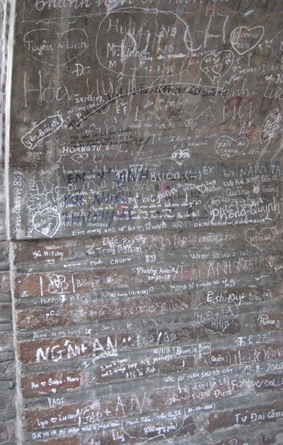 “Trút” tình cảm lên các di tích lịch sử - 3