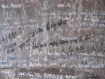 “Trút” tình cảm lên các di tích lịch sử - 4