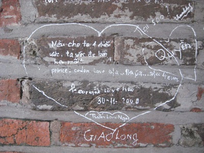 “Trút” tình cảm lên các di tích lịch sử - 7