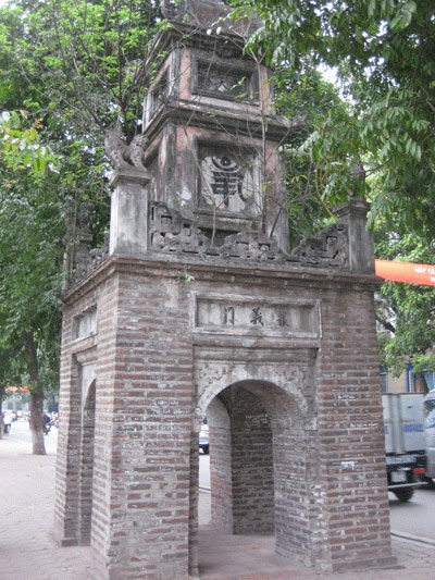 “Trút” tình cảm lên các di tích lịch sử - 1