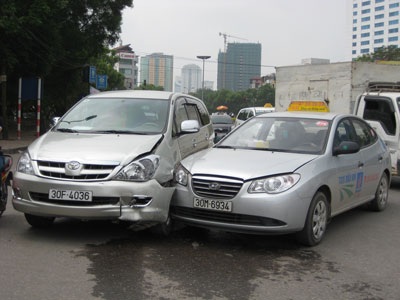 Ô tô “chèn nhau” giữa ngã ba - 1 Ô tô “chèn nhau” giữa ngã ba - 1