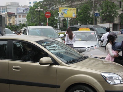 Ô tô “chèn nhau” giữa ngã ba - 2 Ô tô “chèn nhau” giữa ngã ba - 2