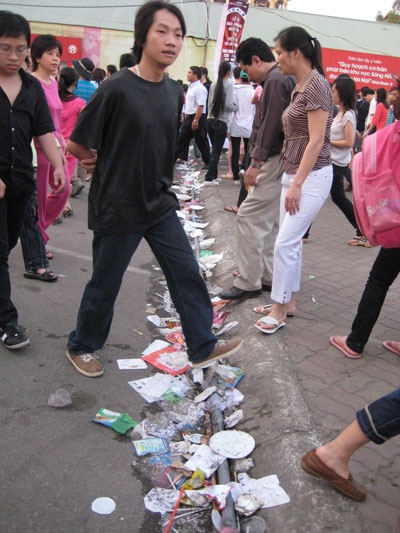 Cỏ nát, rác chất thành “núi” sau lễ hội hoa - 1