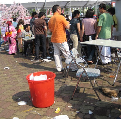 Cỏ nát, rác chất thành “núi” sau lễ hội hoa - 5