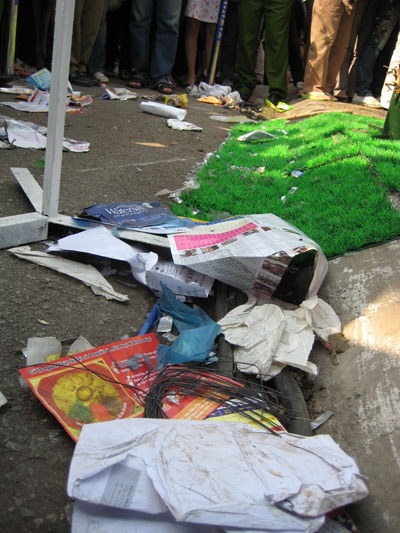 Cỏ nát, rác chất thành “núi” sau lễ hội hoa - 8