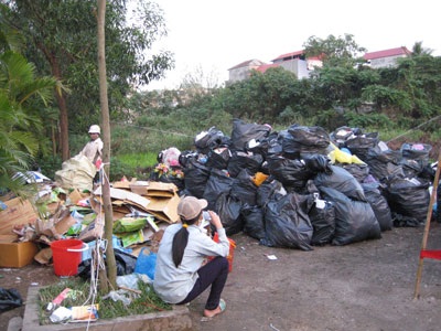Cỏ nát, rác chất thành “núi” sau lễ hội hoa - 9