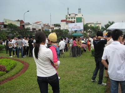 Cỏ nát, rác chất thành “núi” sau lễ hội hoa - 2
