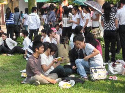 Cỏ nát, rác chất thành “núi” sau lễ hội hoa - 10