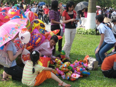 Cỏ nát, rác chất thành “núi” sau lễ hội hoa - 11