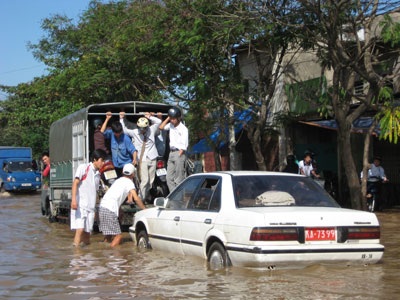 Hà Nội: Đường 32 vẫn còn “sóng thần” - 5 Hà Nội: Đường 32 vẫn còn “sóng thần” - 5