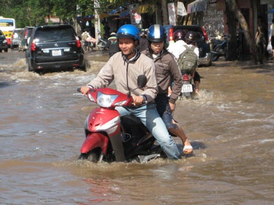 Hà Nội: Đường 32 vẫn còn “sóng thần” - 12 Hà Nội: Đường 32 vẫn còn “sóng thần” - 12