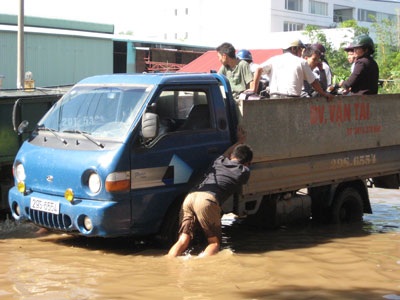 Hà Nội: Đường 32 vẫn còn “sóng thần” - 15 Hà Nội: Đường 32 vẫn còn “sóng thần” - 15