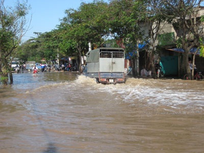 Hà Nội: Đường 32 vẫn còn “sóng thần” - 1 Hà Nội: Đường 32 vẫn còn “sóng thần” - 1