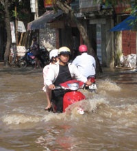 Cơn mưa lớn nhất 24 năm qua tại Hà Nội