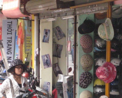 Mũ bảo hiểm thời trang vẫn “tấp nập” xuống phố - 1 Mũ bảo hiểm thời trang vẫn “tấp nập” xuống phố - 1