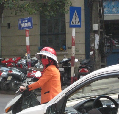 Mũ bảo hiểm thời trang vẫn “tấp nập” xuống phố - 2 Mũ bảo hiểm thời trang vẫn “tấp nập” xuống phố - 2