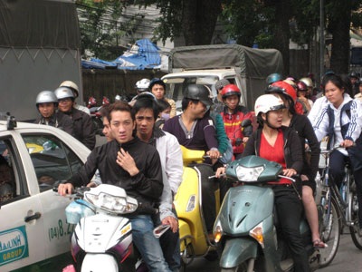 Mũ bảo hiểm thời trang vẫn “tấp nập” xuống phố - 5 Mũ bảo hiểm thời trang vẫn “tấp nập” xuống phố - 5