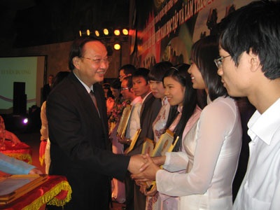 Vinh danh “Sinh viên học tập và làm theo lời Bác” - 2 Vinh danh “Sinh viên học tập và làm theo lời Bác” - 2