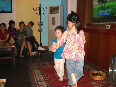 Cấm khiêu vũ trong phòng hát karaoke - 1