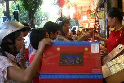 Bánh trung thu 2008: Gia công thất bát, cao cấp “trúng mùa” - 2