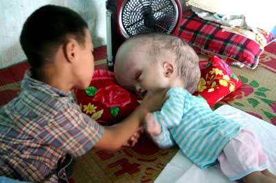 “Khất thực” hộ cậu bé “ngoài hành tinh” - 1 “Khất thực” hộ cậu bé “ngoài hành tinh” - 1
