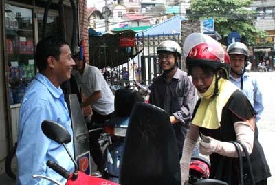 Người dân “ngóng” giá xăng giảm sâu hơn - 1 Người dân “ngóng” giá xăng giảm sâu hơn - 1