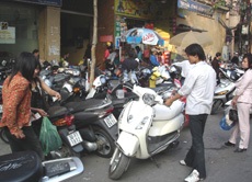 Hà Nội: Phí trông xe “nhảy” loạn xạ - 2