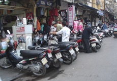 Hà Nội: Phí trông xe “nhảy” loạn xạ - 1