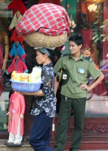 Hà Nội: Hàng rong “về lại” phố cấm - 5 Hà Nội: Hàng rong “về lại” phố cấm - 5