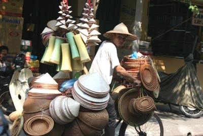 Hà Nội: Hàng rong “về lại” phố cấm - 1 Hà Nội: Hàng rong “về lại” phố cấm - 1