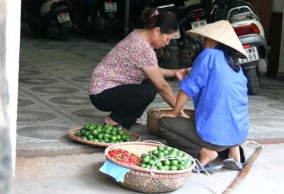 Hà Nội: Hàng rong “về lại” phố cấm - 6 Hà Nội: Hàng rong “về lại” phố cấm - 6