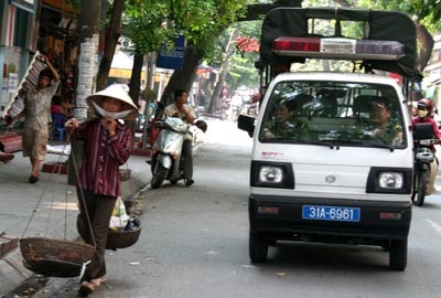Hà Nội: Hàng rong “về lại” phố cấm - 4 Hà Nội: Hàng rong “về lại” phố cấm - 4